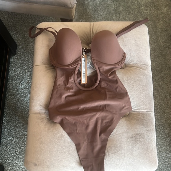 Skims Deep Plunge Shapewear Bodysuit - Picture 4 of 9